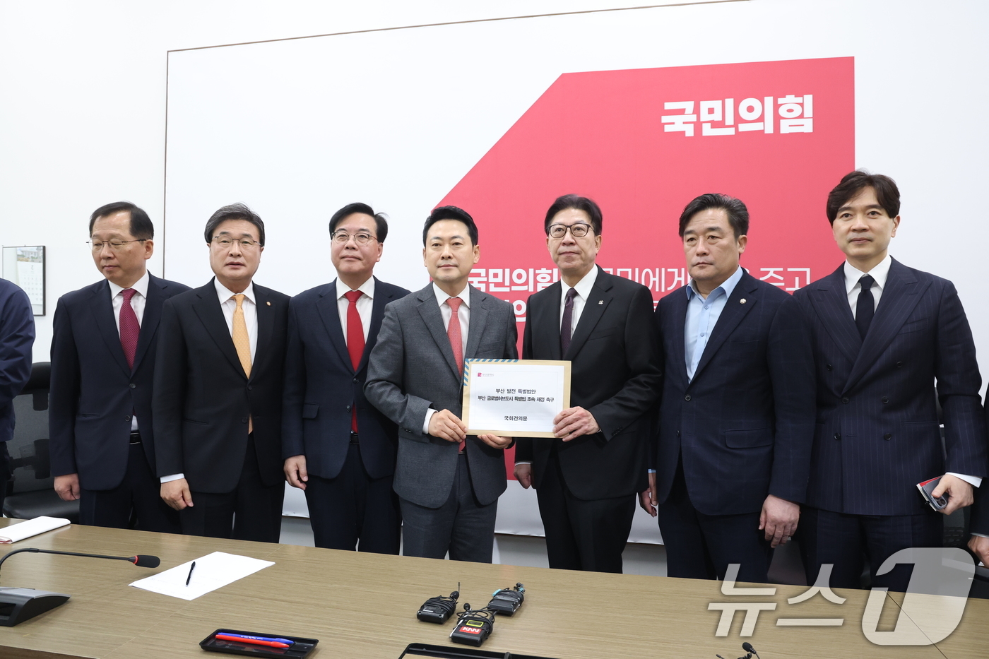 (서울=뉴스1) 이승배 기자 = 박형준 부산시장이 23일 서울 여의도 국회에서 장동혁 국민의힘 대표에게 부산 글로벌허브도시 특별법 조속 제정을 촉구하는 건의문을 전달 후 기념촬영하 …