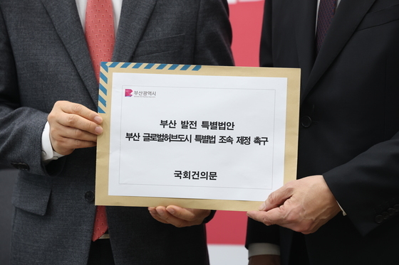 장동혁 대표에게 부산 발전 특별법안 건의문 전달하는 박형준 시장