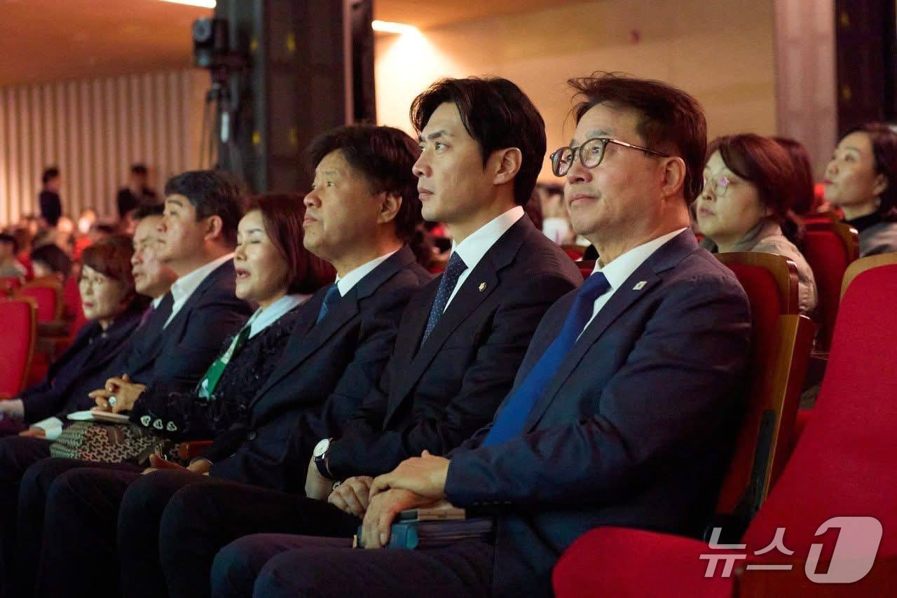 본문 이미지 - 예배를 보고 있는 한준호 국회의원과 김용 전 민주연구원 부원장. (한준호 의원측 제공)