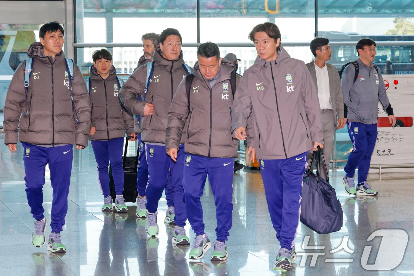 본문 이미지 - 올해 첫 소집 훈련과 평가전을 앞둔 홍명보 축구 국가대표팀 감독이 23일 오전 인천국제공항 2터미널에서 영국 런던으로 출국하기 위해 이동하고 있다. 대표팀은 오는 28일 코트디부아르, 내달 1일 오스트리아와 평가전을 치른다. 2026.3.23 ⓒ 뉴스1 안은나 기자