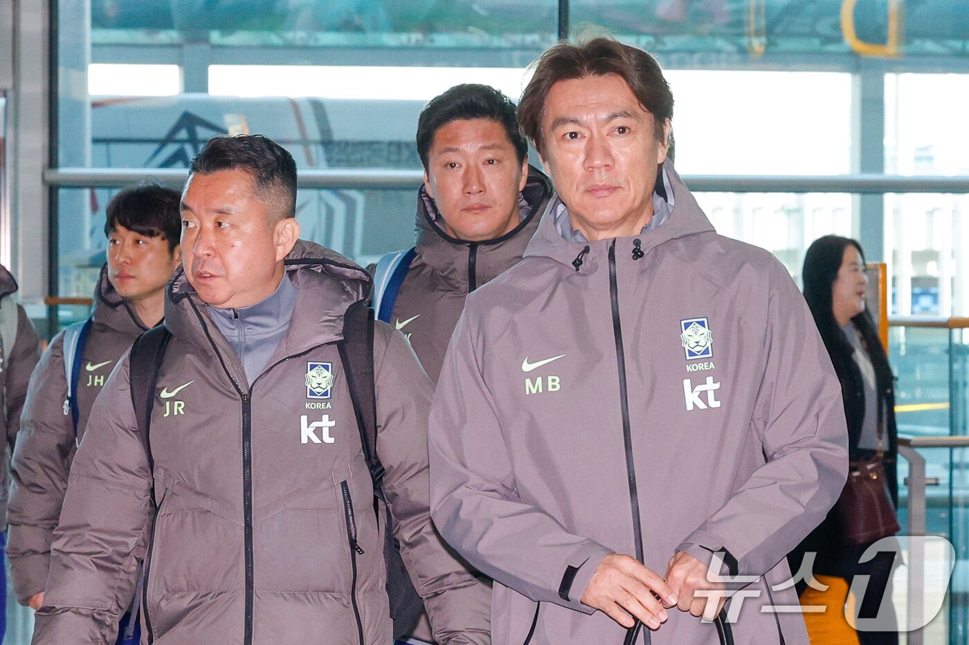 본문 이미지 - 올해 첫 소집 훈련과 평가전을 앞둔 홍명보 축구 국가대표팀 감독이 23일 오전 인천국제공항 2터미널에서 영국 런던으로 출국하기 위해 이동하고 있다.  2026.3.23 ⓒ 뉴스1 안은나 기자
