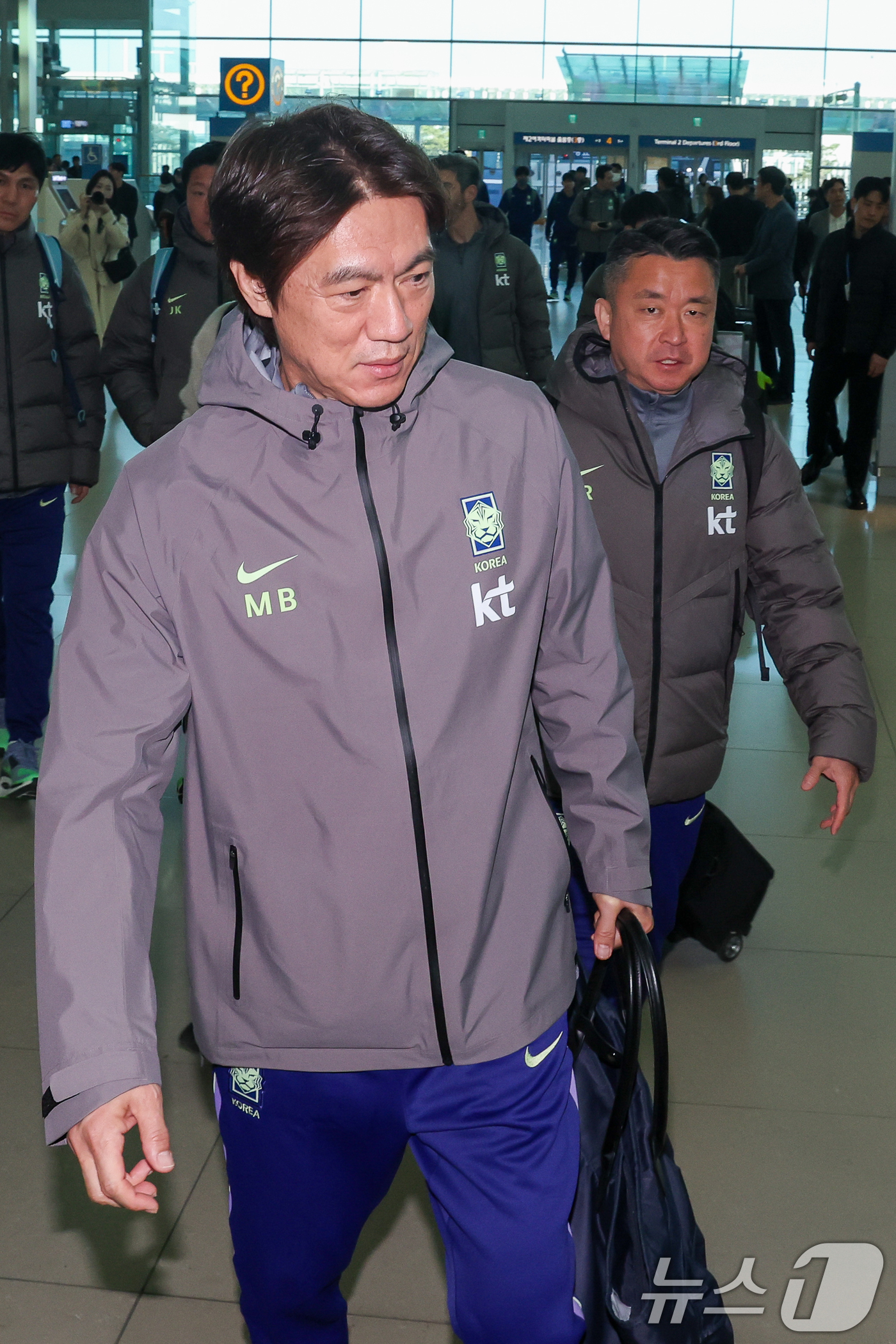 (인천공항=뉴스1) 안은나 기자 = 올해 첫 소집 훈련과 평가전을 앞둔 홍명보 축구 국가대표팀 감독이 23일 오전 인천국제공항 2터미널에서 영국 런던으로 출국하기 위해 이동하고 있 …