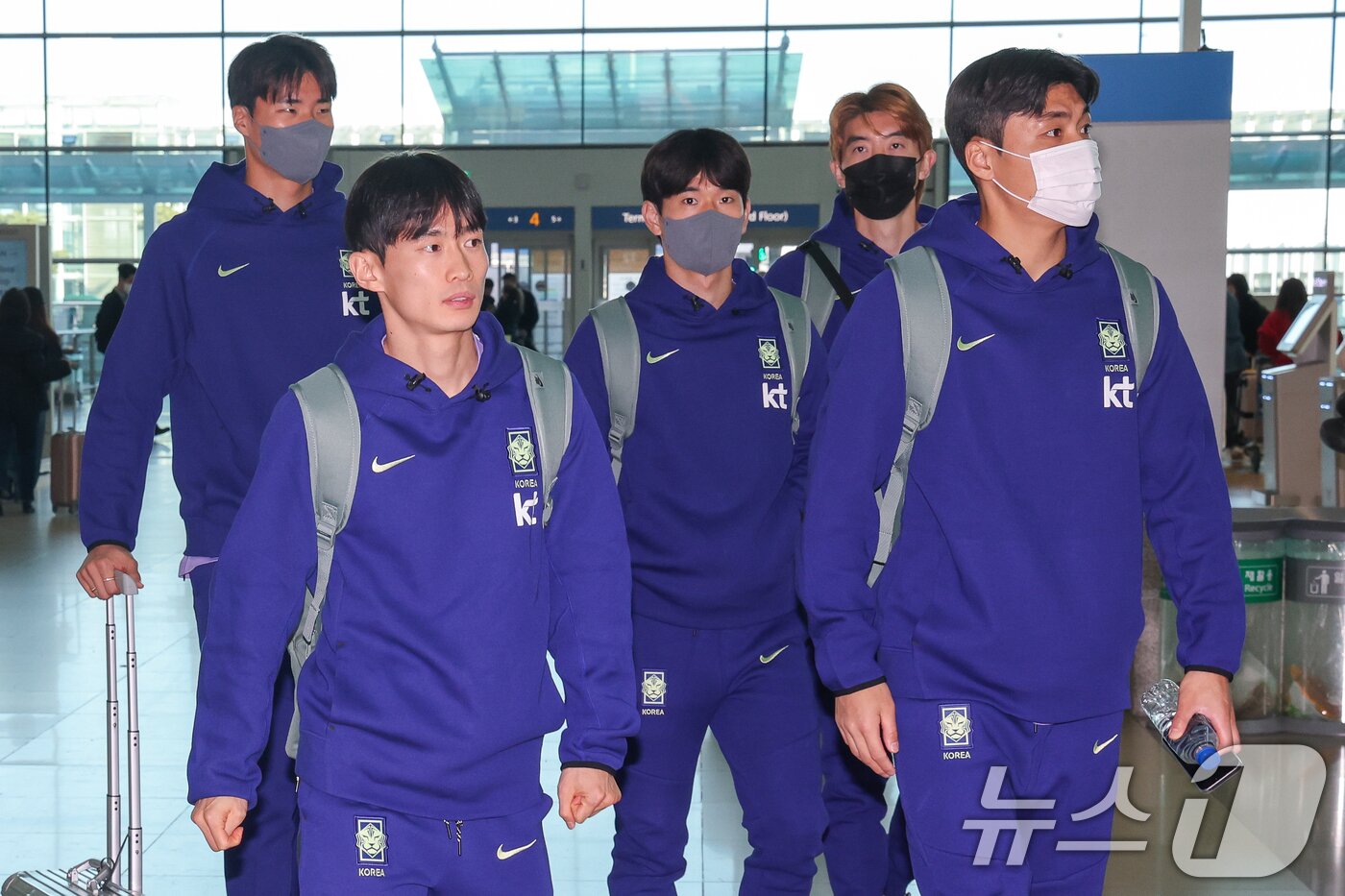 본문 이미지 - 올해 첫 소집 훈련과 평가전을 앞둔 축구 국가대표팀 송범근(왼쪽부터), 김문환, 김진규, 조현우, 박진섭이 23일 오전 인천국제공항 2터미널에서 영국 런던으로 출국하기 위해 이동하고 있다.  2026.3.23 ⓒ 뉴스1 안은나 기자