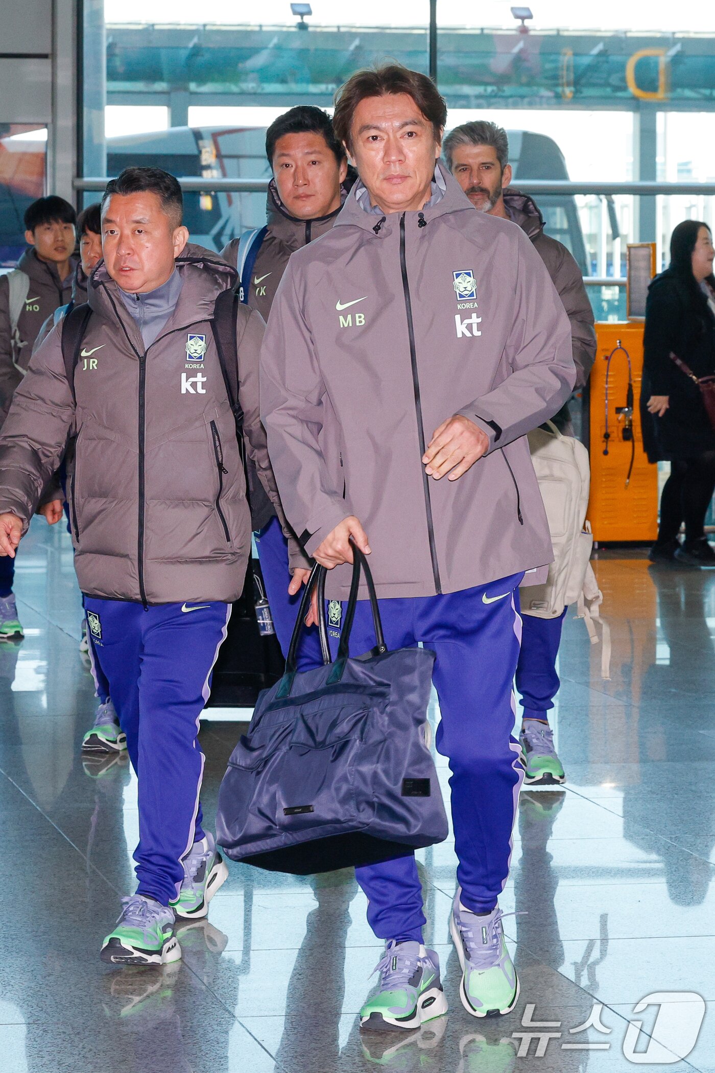 본문 이미지 - 올해 첫 소집 훈련과 평가전을 앞둔 홍명보 축구 국가대표팀 감독이 23일 오전 인천국제공항 2터미널에서 영국 런던으로 출국하기 위해 이동하고 있다.  2026.3.23 ⓒ 뉴스1 안은나 기자