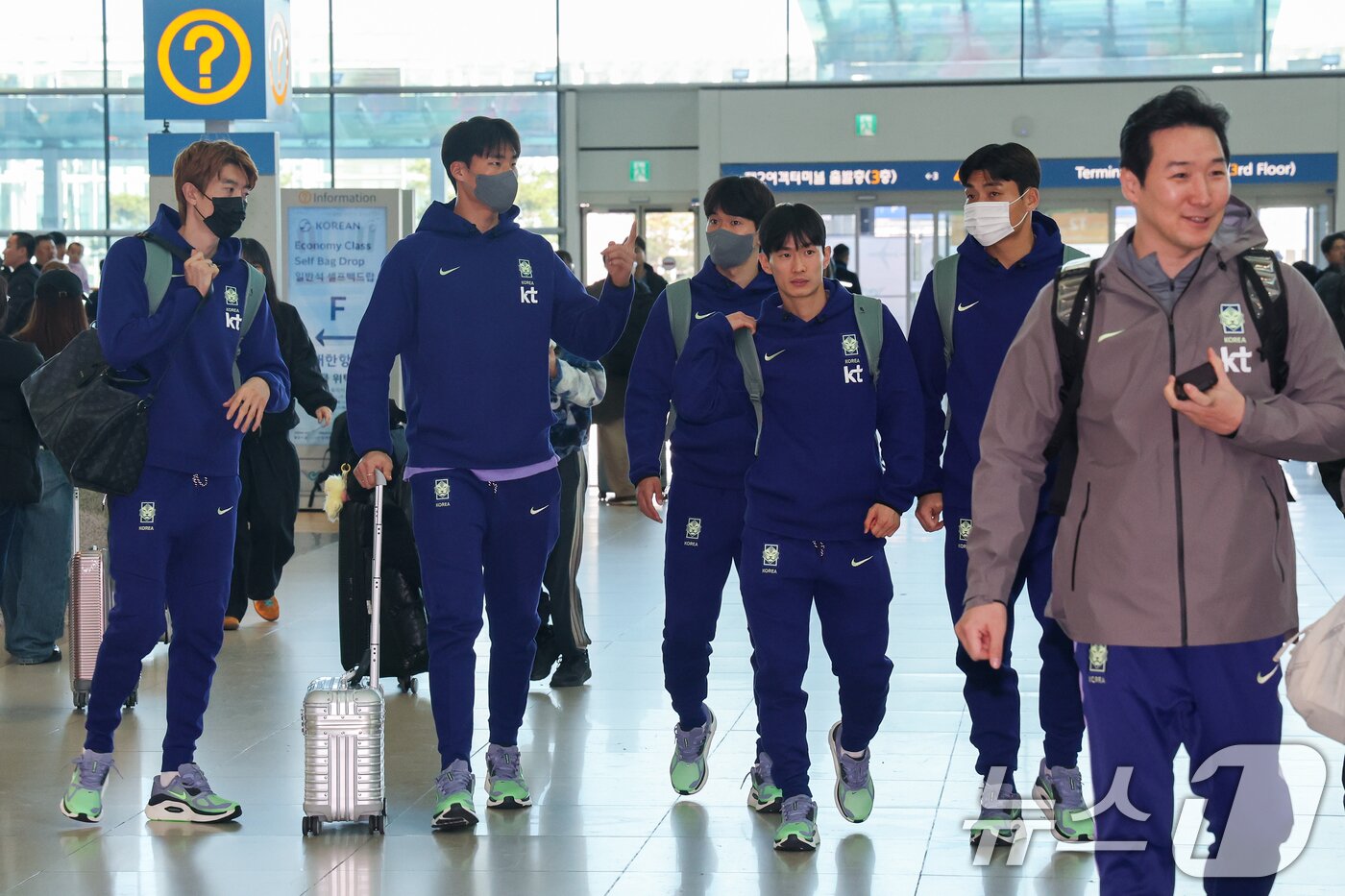 본문 이미지 - 올해 첫 소집 훈련과 평가전을 앞둔 축구 국가대표팀 조현우(왼쪽부터), 송범근, 김진규, 김문환, 박진섭이 23일 오전 인천국제공항 2터미널에서 영국 런던으로 출국하기 위해 이동하고 있다.  2026.3.23 ⓒ 뉴스1 안은나 기자