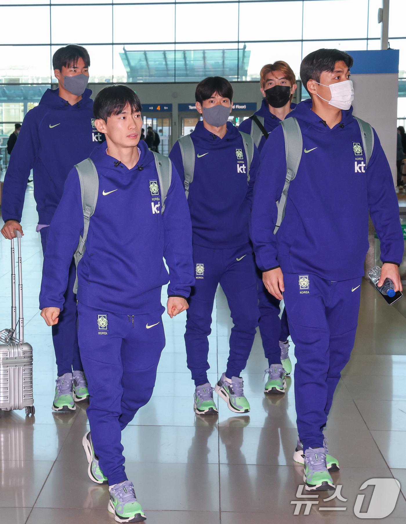 (인천공항=뉴스1) 안은나 기자 = 올해 첫 소집 훈련과 평가전을 앞둔 축구 국가대표팀 송범근(왼쪽부터), 김문환, 김진규, 조현우, 박진섭이 23일 오전 인천국제공항 2터미널에서 …