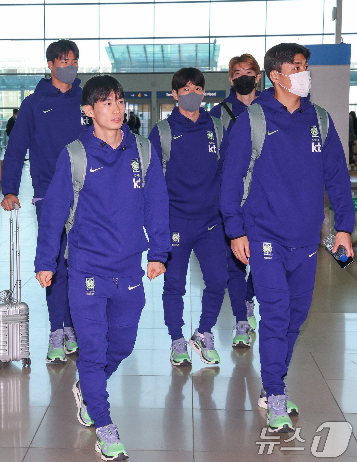 본문 이미지 - 올해 첫 소집 훈련과 평가전을 앞둔 축구 국가대표팀 송범근(왼쪽부터), 김문환, 김진규, 조현우, 박진섭이 23일 오전 인천국제공항 2터미널에서 영국 런던으로 출국하기 위해 이동하고 있다.  2026.3.23 ⓒ 뉴스1 안은나 기자