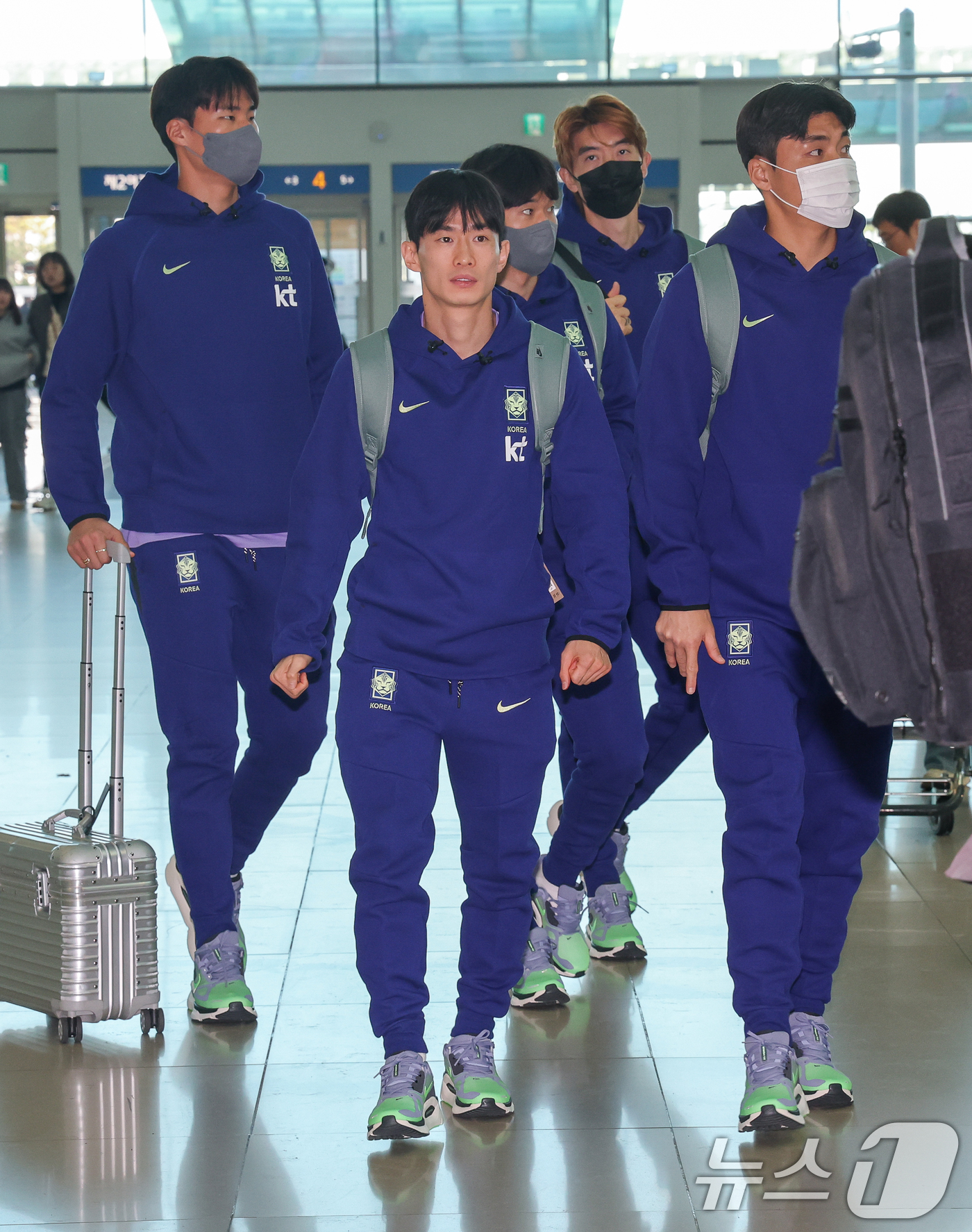 (인천공항=뉴스1) 안은나 기자 = 올해 첫 소집 훈련과 평가전을 앞둔 축구 국가대표팀 송범근(왼쪽부터), 김문환, 김진규, 조현우, 박진섭이 23일 오전 인천국제공항 2터미널에서 …