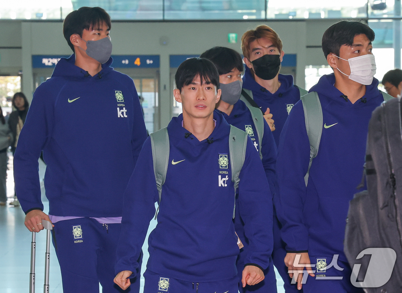 (인천공항=뉴스1) 안은나 기자 = 올해 첫 소집 훈련과 평가전을 앞둔 축구 국가대표팀 송범근(왼쪽부터), 김문환, 김진규, 조현우, 박진섭이 23일 오전 인천국제공항 2터미널에서 …