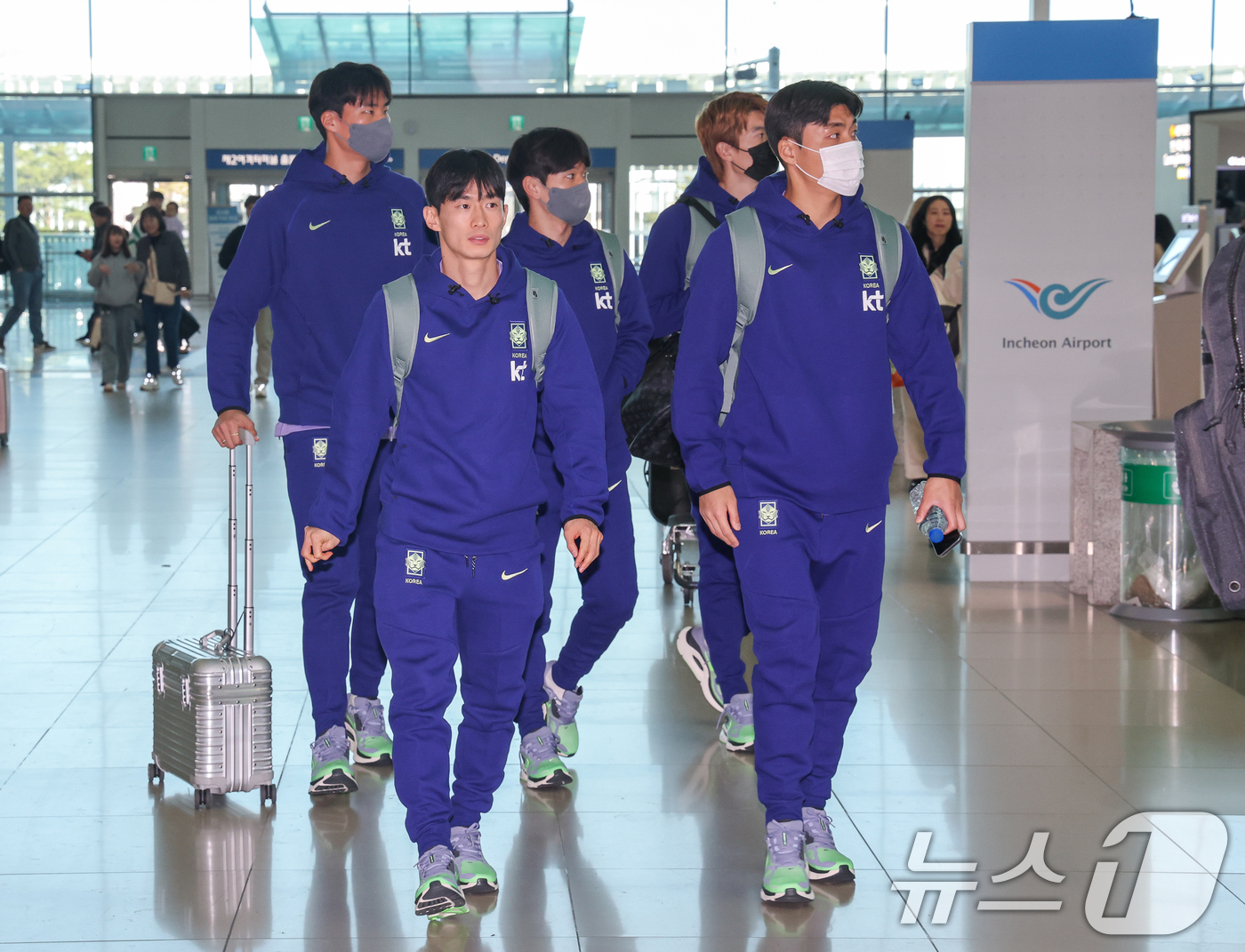 (인천공항=뉴스1) 안은나 기자 = 올해 첫 소집 훈련과 평가전을 앞둔 축구 국가대표팀 송범근(왼쪽부터), 김문환, 김진규, 조현우, 박진섭이 23일 오전 인천국제공항 2터미널에서 …