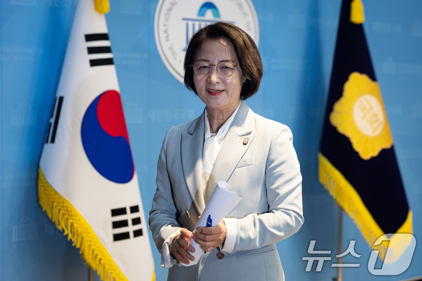 (서울=뉴스1) 유승관 기자 = 추미애 더불어민주당 경기도지사 예비후보가 23일 서울 여의도 국회 소통관에서 법제사법위원장직 사퇴 기자회견을 마친 후 기자회견장을 나서고 있다. 2 …