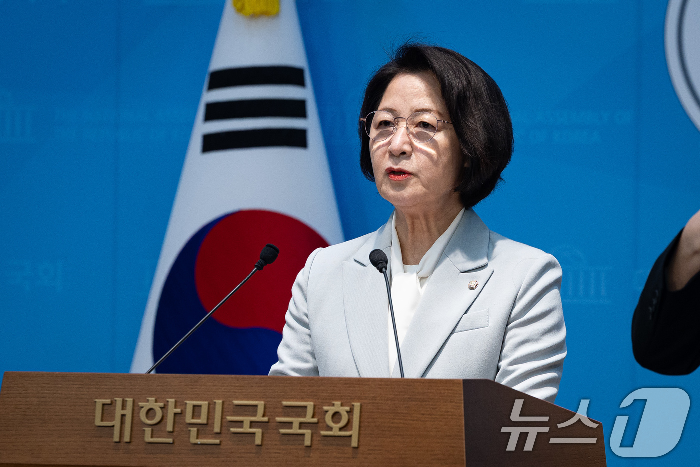 (서울=뉴스1) 유승관 기자 = 추미애 더불어민주당 경기도지사 예비후보가 23일 서울 여의도 국회 소통관에서 법제사법위원장직 사퇴 기자회견을 하고 있다. 2026.3.23/뉴스1