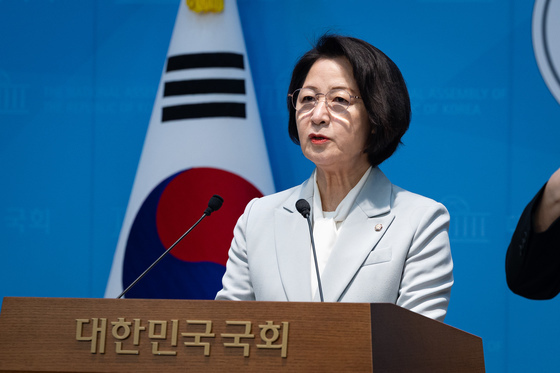 '사법개혁 완수' 법사위원장직 내려놓는 추미애