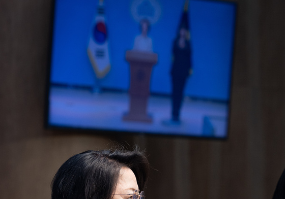 국회 법제사법위원장직 내려놓는 추미애