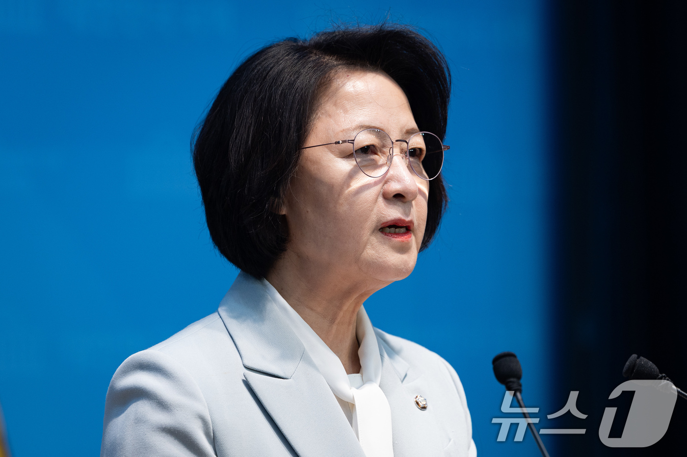 (서울=뉴스1) 유승관 기자 = 추미애 더불어민주당 경기도지사 예비후보가 23일 서울 여의도 국회 소통관에서 법제사법위원장직 사퇴 기자회견을 하고 있다. 2026.3.23/뉴스1