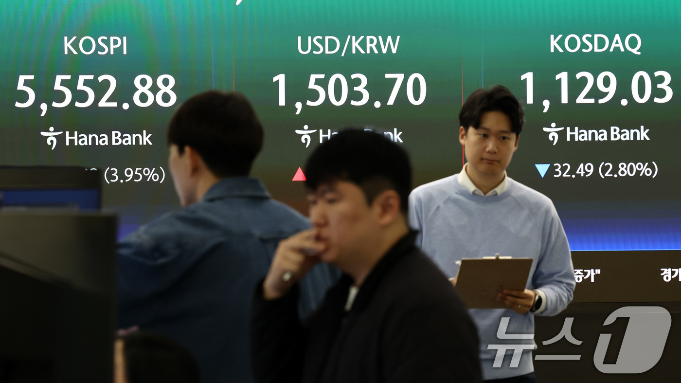 (서울=뉴스1) 최지환 기자 = 코스피가 장 초반 급락하며 매도 사이드카가 발동된 23일 오전 서울 중구 하나은행 딜링룸 전광판에 증시 시황이 표시되고 있다. 2026.3.23/뉴 …