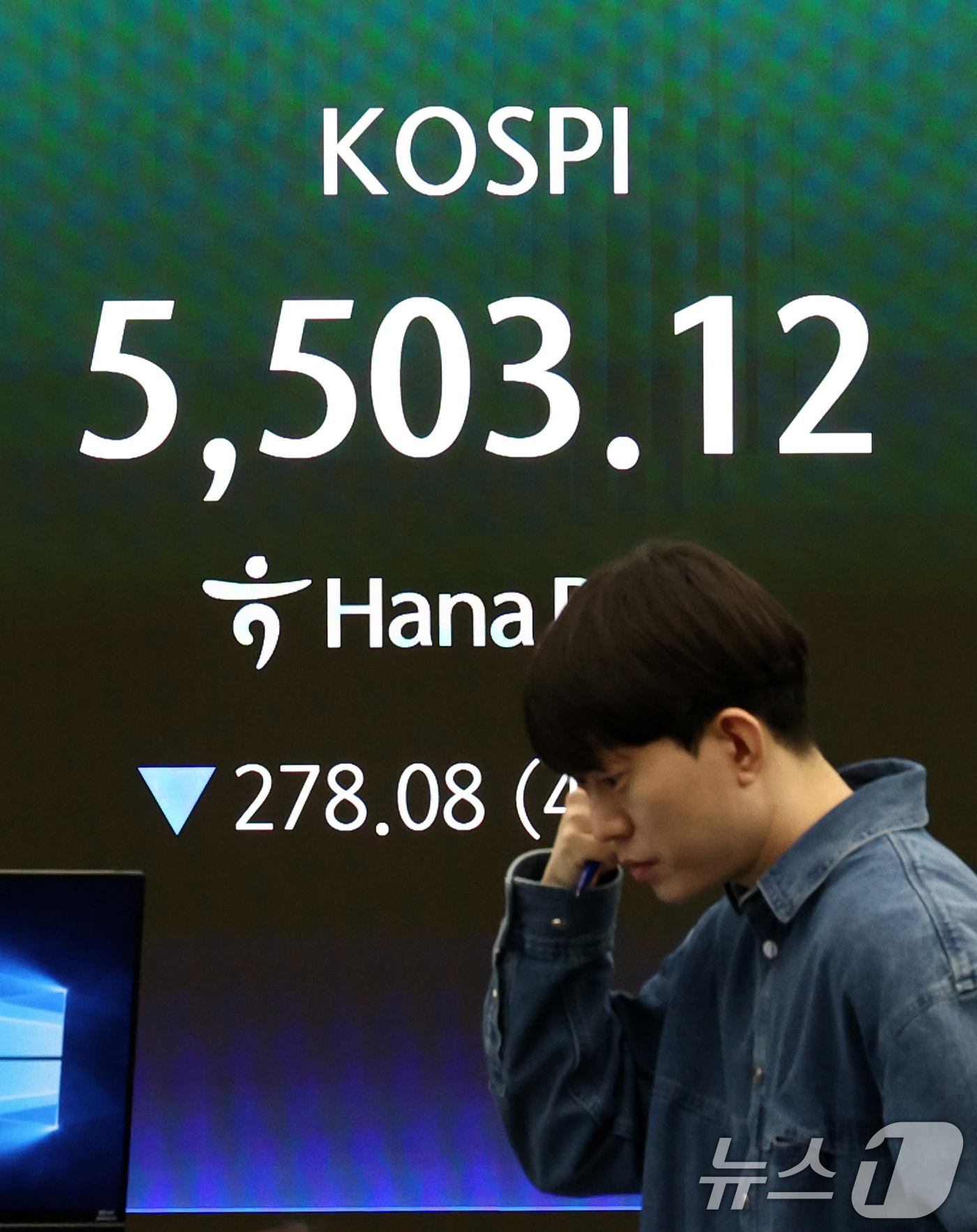 (서울=뉴스1) 최지환 기자 = 코스피가 장 초반 급락하며 매도 사이드카가 발동된 23일 오전 서울 중구 하나은행 딜링룸 전광판에 증시 시황이 표시되고 있다. 2026.3.23/뉴 …