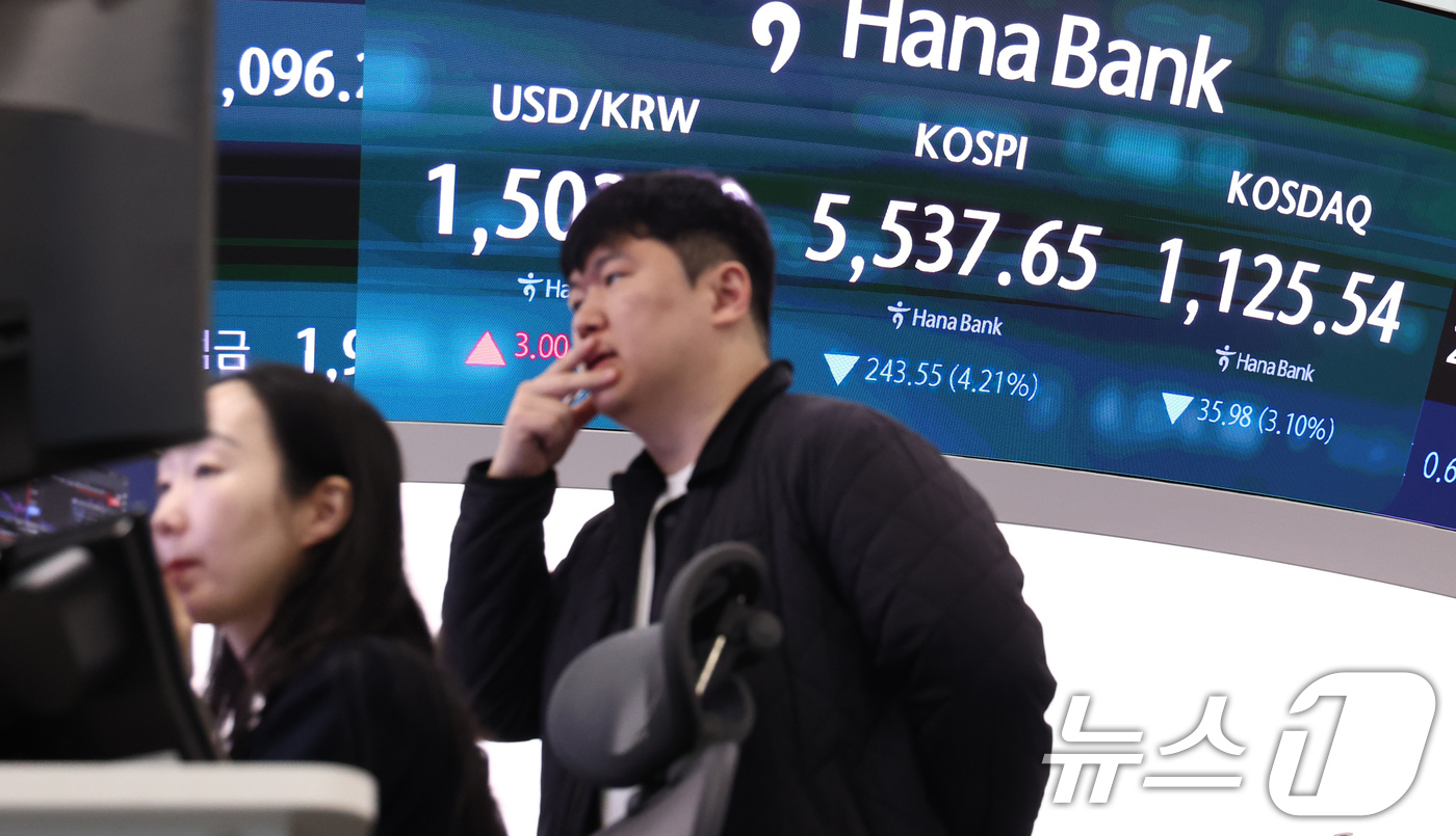 (서울=뉴스1) 최지환 기자 = 코스피가 장 초반 급락하며 매도 사이드카가 발동된 23일 오전 서울 중구 하나은행 딜링룸 전광판에 증시 시황이 표시되고 있다. 2026.3.23/뉴 …
