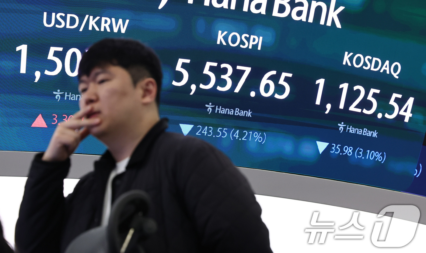 (서울=뉴스1) 최지환 기자 = 코스피가 장 초반 급락하며 매도 사이드카가 발동된 23일 오전 서울 중구 하나은행 딜링룸 전광판에 증시 시황이 표시되고 있다. 2026.3.23/뉴 …