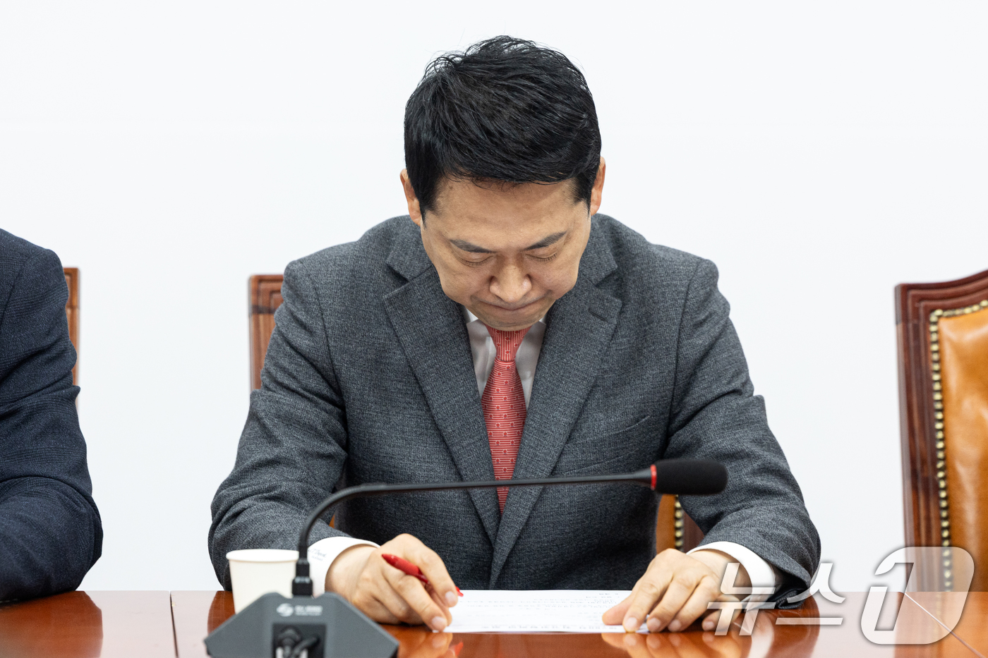 (서울=뉴스1) 이승배 기자 = 장동혁 국민의힘 대표가 23일 서울 여의도 국회에서 열린 최고위원회의에서 생각에 잠겨있다. 2026.3.23/뉴스1