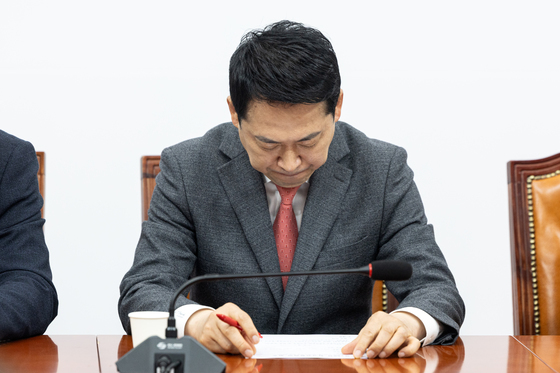 생각 잠긴 장동혁 대표