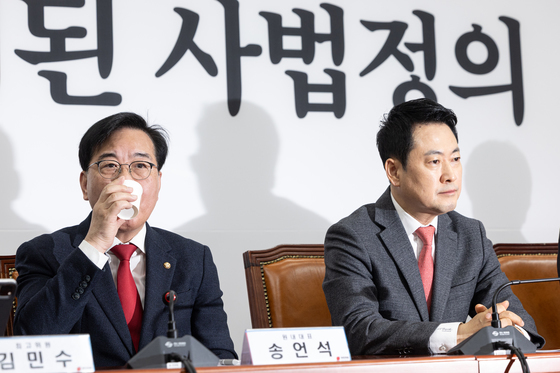 목 축이는 송언석 원내대표