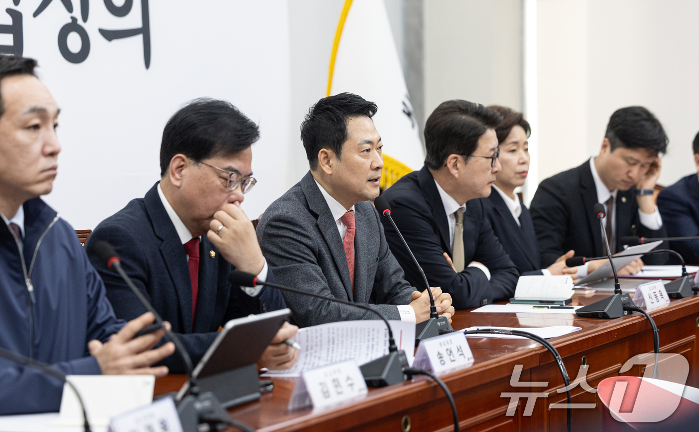 (서울=뉴스1) 이승배 기자 = 장동혁 국민의힘 대표가 23일 서울 여의도 국회에서 열린 최고위원회의에서 모두발언하고 있다. 2026.3.23/뉴스1