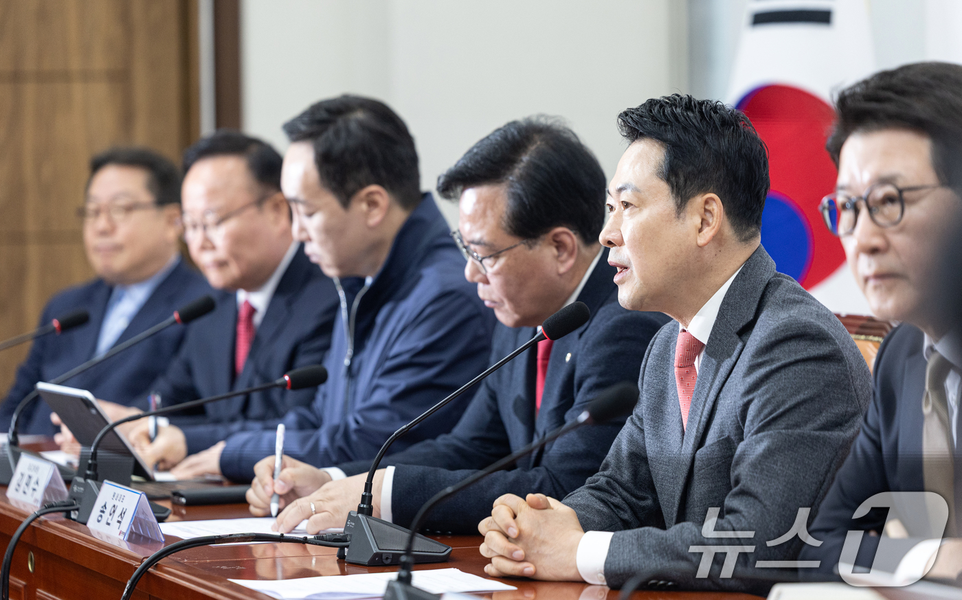 (서울=뉴스1) 이승배 기자 = 장동혁 국민의힘 대표가 23일 서울 여의도 국회에서 열린 최고위원회의에서 모두발언하고 있다. 2026.3.23/뉴스1