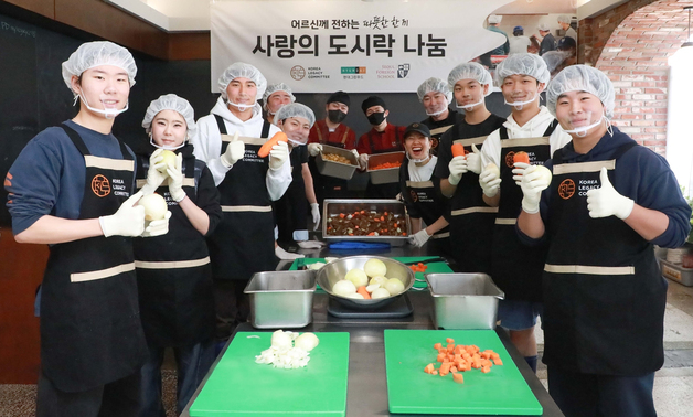 현대그린푸드, 용산구 저소득층 노인에 200인분 도시락 나눔