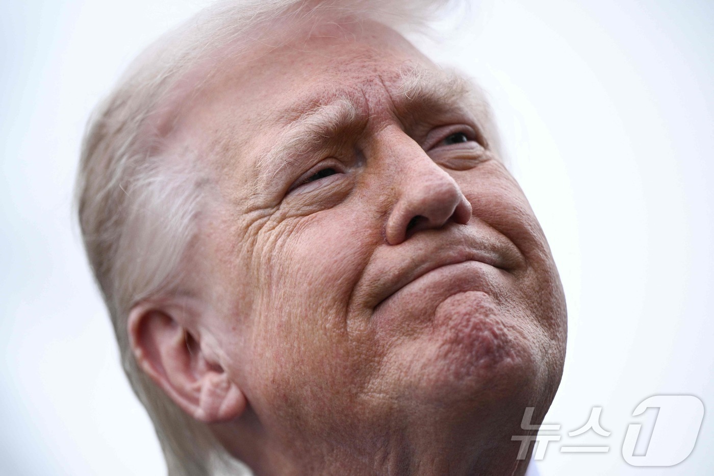 (워싱턴 AFP=뉴스1) 김경민 기자 = 도널드 트럼프 미국 대통령이 20일(현지시간) 워싱턴DC 백아고간에서 마러라고 자택으로 출발하기 전 기자들과 대화하고 있다. 2026.3. …