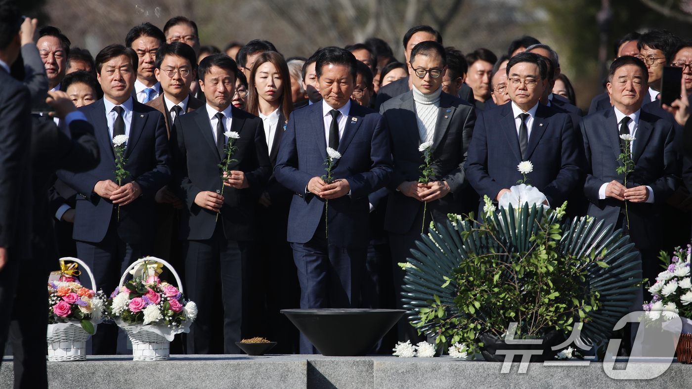(김해=뉴스1) 윤일지 기자 = 정청래 더불어민주당 대표가 23일 오전 경남 김해 진영읍 봉하마을을 찾아 고 노무현 전 대통령 묘역을 참배하고 있다. 2026.3.23/뉴스1