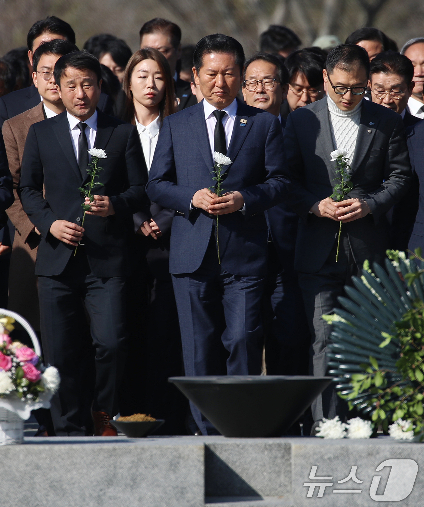 (김해=뉴스1) 윤일지 기자 = 정청래 더불어민주당 대표가 23일 오전 경남 김해 진영읍 봉하마을을 찾아 고 노무현 전 대통령 묘역을 참배하고 있다. 2026.3.23/뉴스1