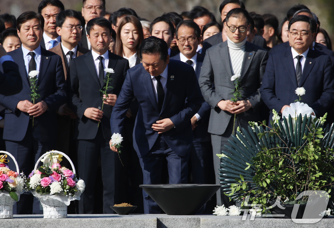 (김해=뉴스1) 윤일지 기자 = 정청래 더불어민주당 대표가 23일 오전 경남 김해 진영읍 봉하마을을 찾아 고 노무현 전 대통령 묘역을 참배하고 있다. 2026.3.23/뉴스1