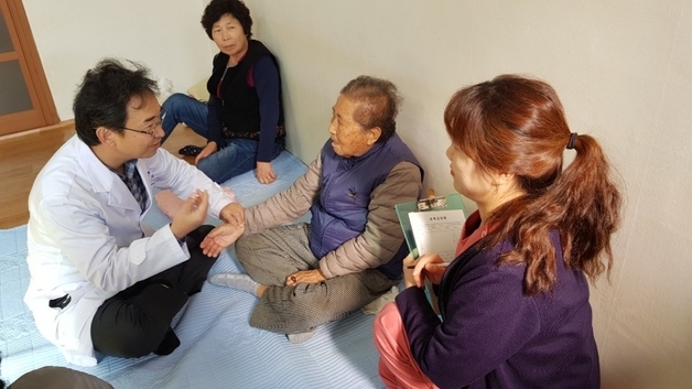 진천군 통합돌봄, 현장 대응 빛났다…쓰러진 어르신 신속 구조