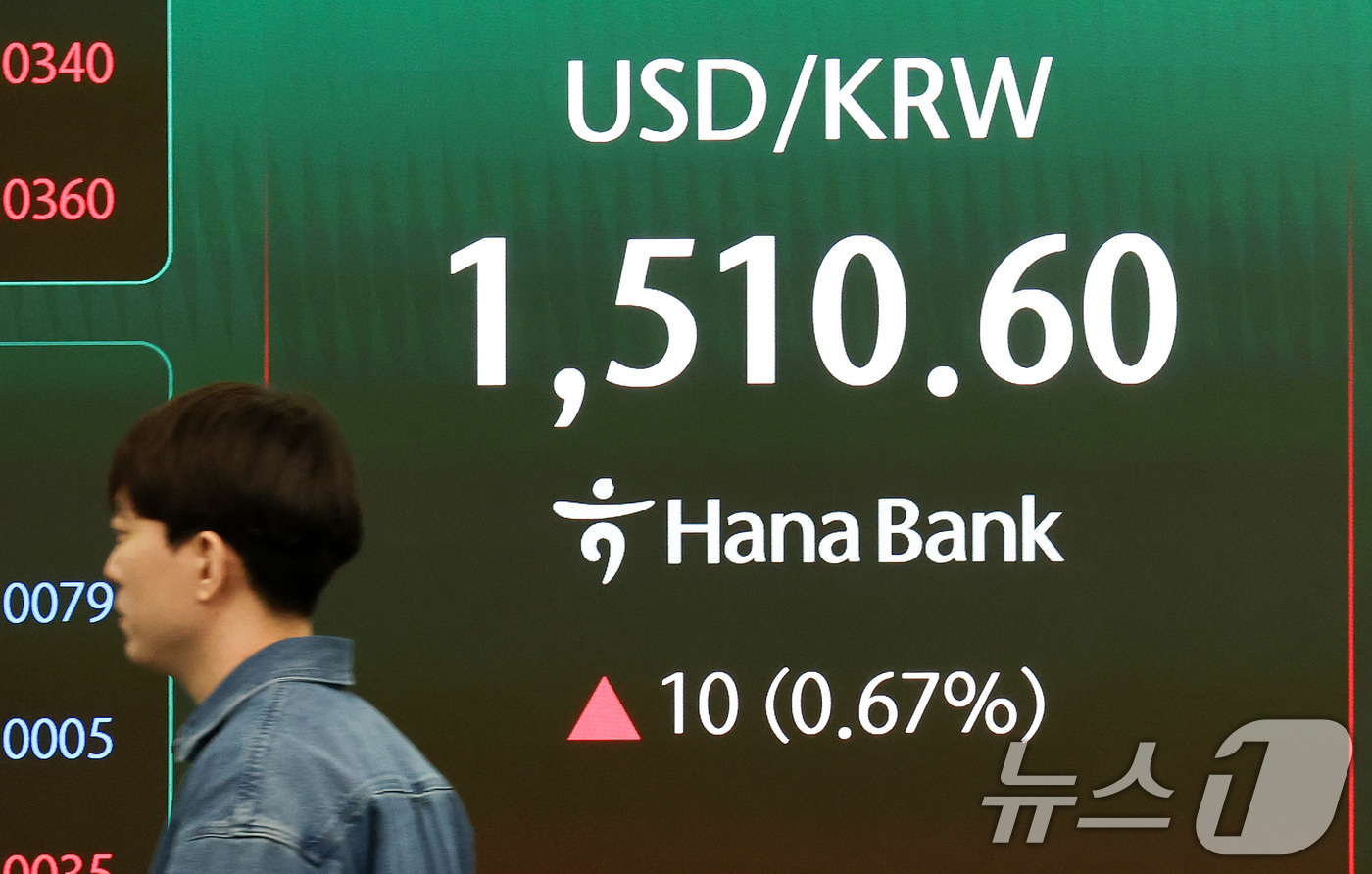 (서울=뉴스1) 최지환 기자 = 23일 오전 서울 중구 하나은행 딜링룸 전광판에 원·달러 환율이 1510.6원을 기록하고 있다.원·달러이 1510원을 넘은 것은 지난 2009년 글 …