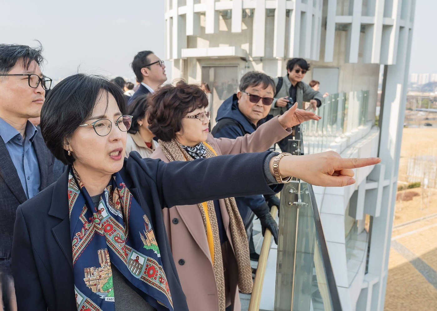 본문 이미지 - 이수희 구청장이 강동구 자원순환센터 옥상에서 주변을 둘러보고 있다. 