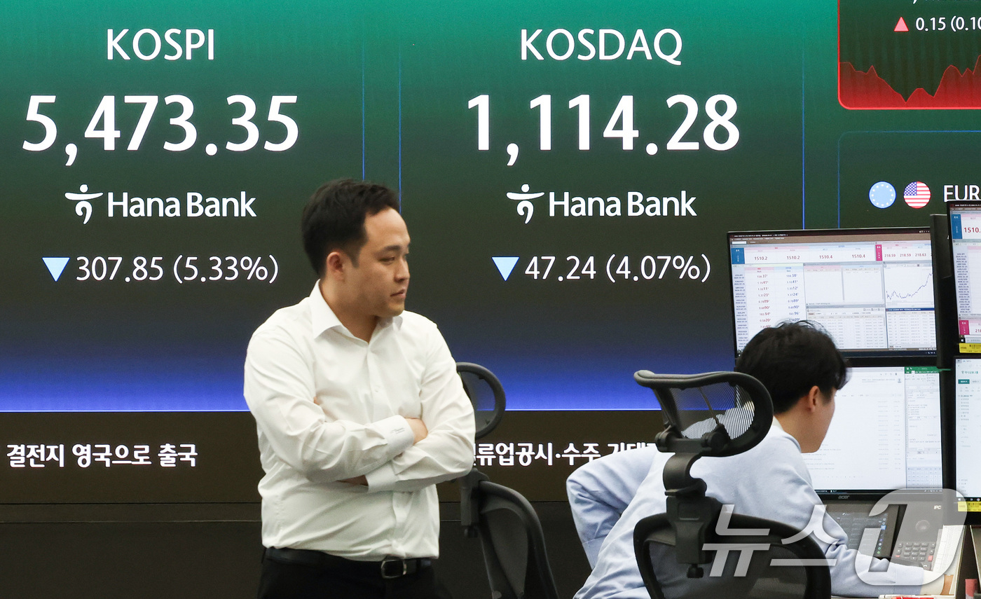 (서울=뉴스1) 최지환 기자 = 코스피가 장 초반 급락하며 매도 사이드카가 발동된 23일 오전 서울 중구 하나은행 딜링룸 전광판에 증시 시황이 표시되고 있다. 2026.3.23/뉴 …