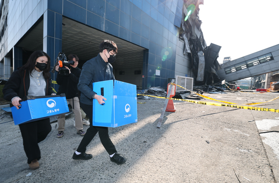 '74명 사상' 안전공업 8시간째 압색…임직원 휴대전화 10대 등 확보