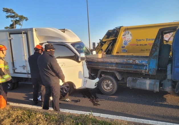 제주서 SUV·트럭 등 차량 3대 충돌…2명 다쳐