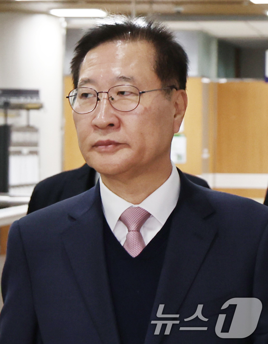 (서울=뉴스1) 구윤성 기자 = 12·3 비상계엄으로 내란 가담 혐의를 받는 박성재 전 법무부 장관이 23일 오전 서울 서초동 서울중앙지방법원에서 열리는 내란 중요임무 종사 등 관 …