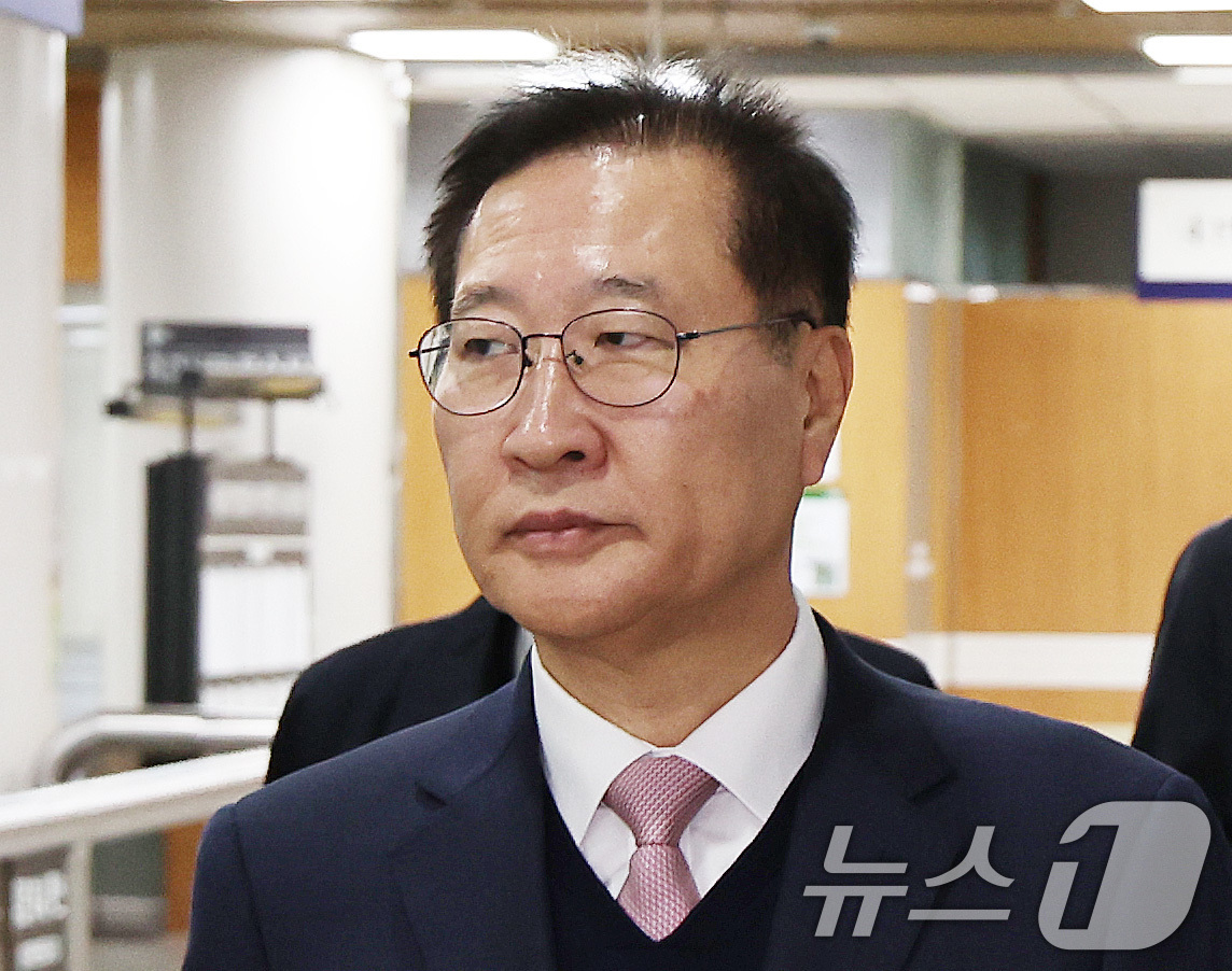 (서울=뉴스1) 구윤성 기자 = 12·3 비상계엄으로 내란 가담 혐의를 받는 박성재 전 법무부 장관이 23일 오전 서울 서초동 서울중앙지방법원에서 열리는 내란 중요임무 종사 등 관 …