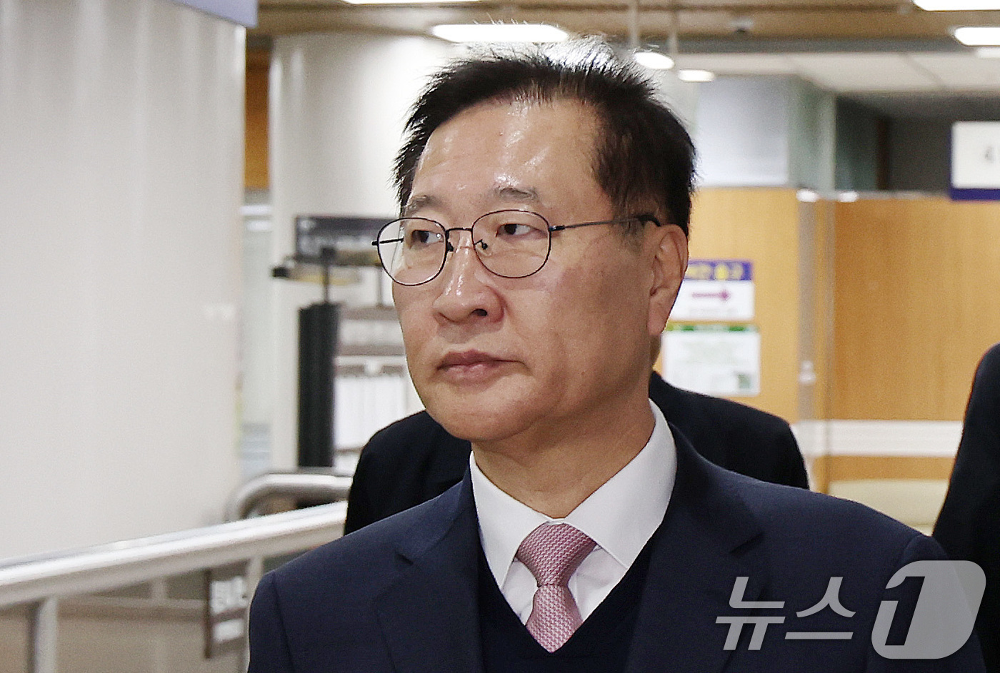 (서울=뉴스1) 구윤성 기자 = 12·3 비상계엄으로 내란 가담 혐의를 받는 박성재 전 법무부 장관이 23일 오전 서울 서초동 서울중앙지방법원에서 열리는 내란 중요임무 종사 등 관 …