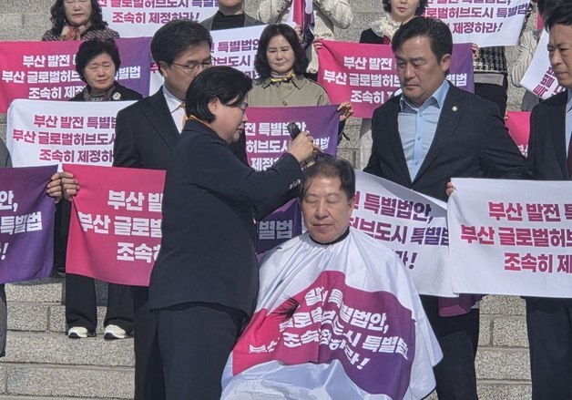 '온건' 박형준, '삭발 투쟁'…"부산 차별 중단하고 특별법 제정하라"