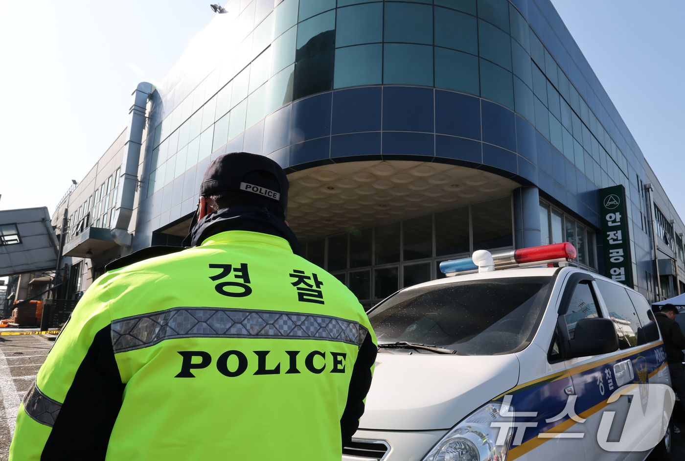 (대전=뉴스1) 김기태 기자 = 23일 경찰·대전노동청 관계자들이 화재로 74명의 인명피해가 발생한 대전 대덕구 안전공업에 대해 압수수색을 진행, 안전공업 앞에 경찰이 통제하고 있 …