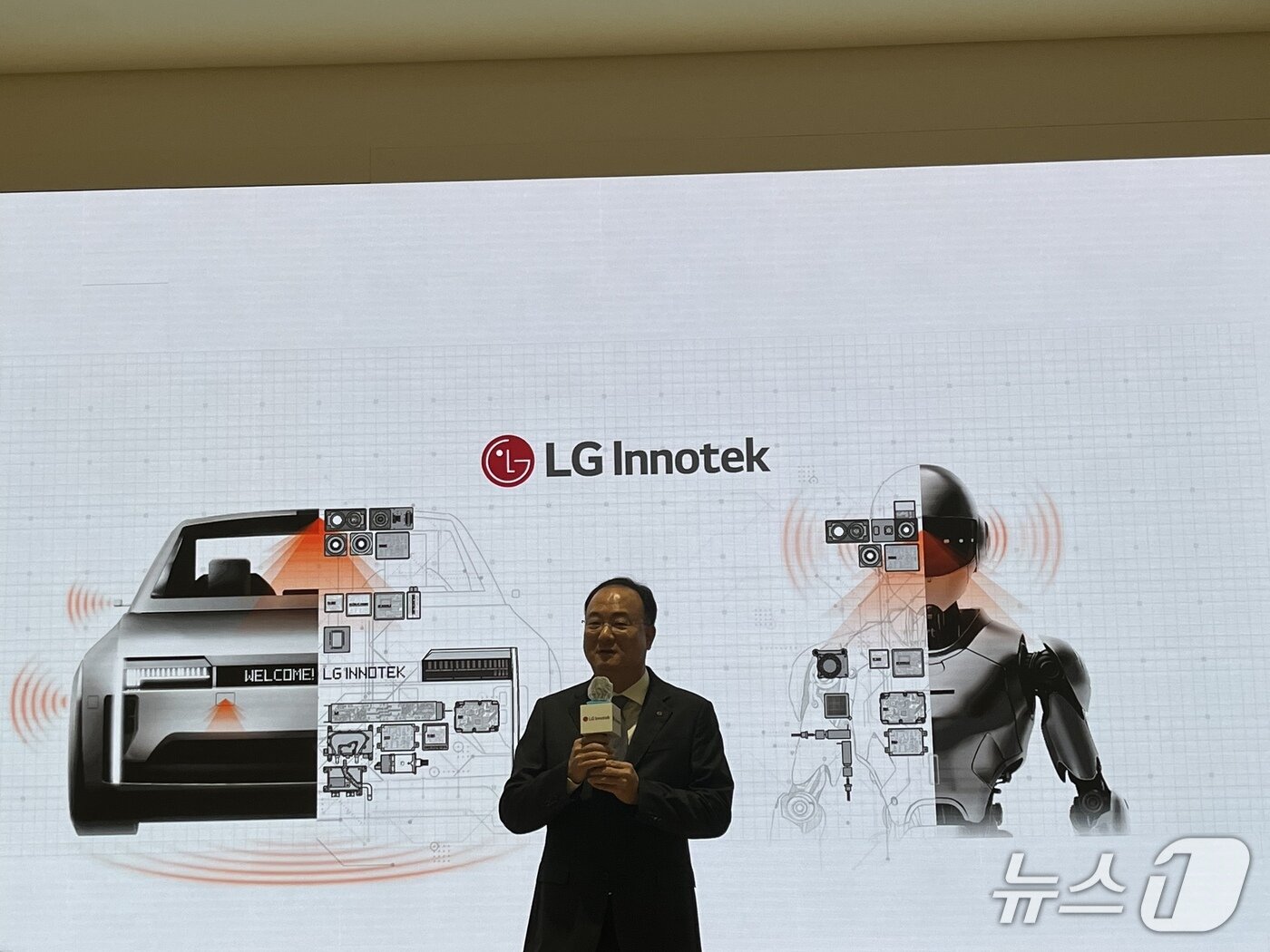 본문 이미지 - 문혁수 LG이노텍 사장이 23일 정기 주주총회 참석 이후 기자들 질문에 답변하고 있다./뉴스1