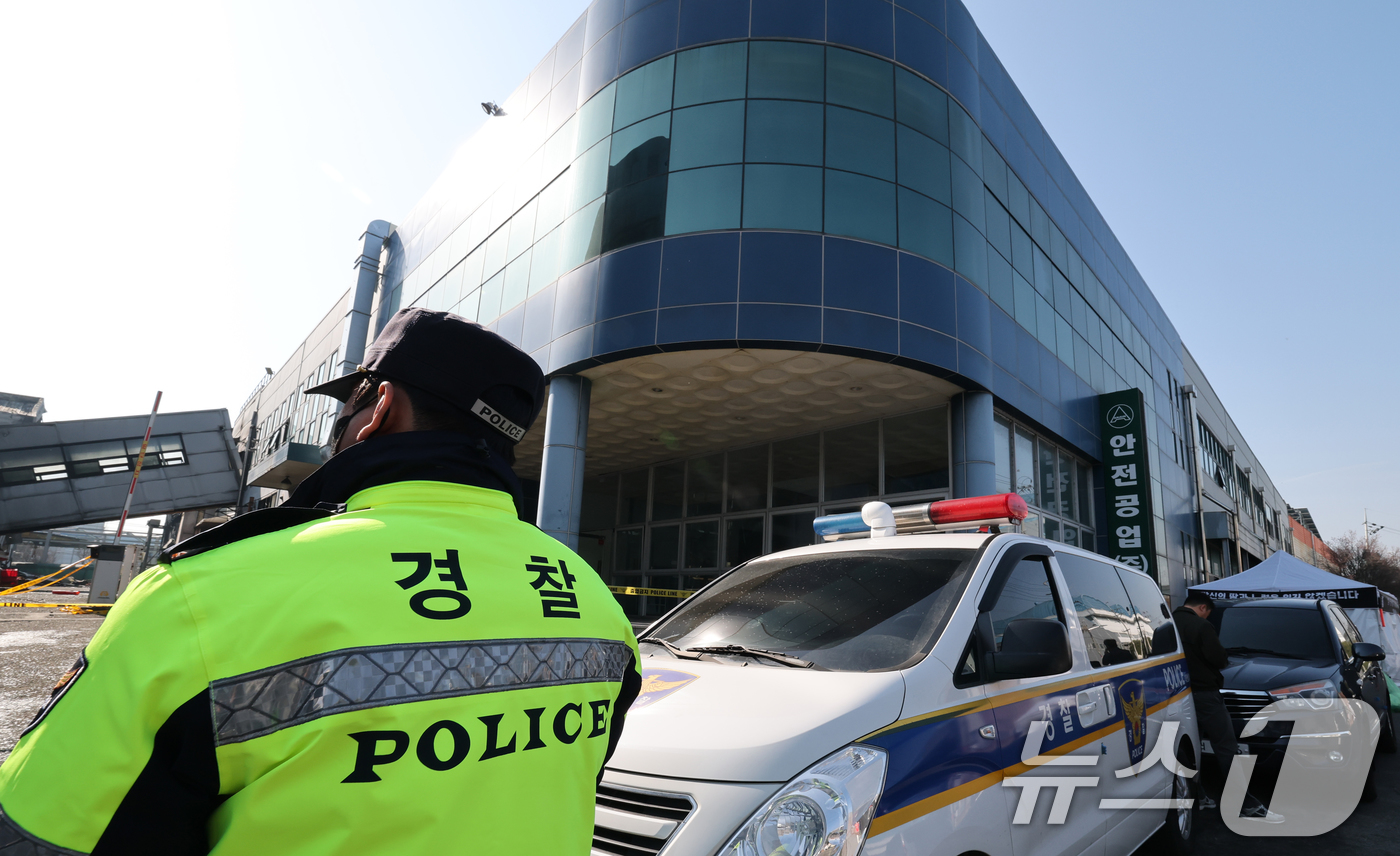 (대전=뉴스1) 김기태 기자 = 23일 경찰·대전노동청 관계자들이 화재로 74명의 인명피해가 발생한 대전 대덕구 안전공업에 대해 압수수색을 진행, 안전공업 앞에 경찰이 통제하고 있 …