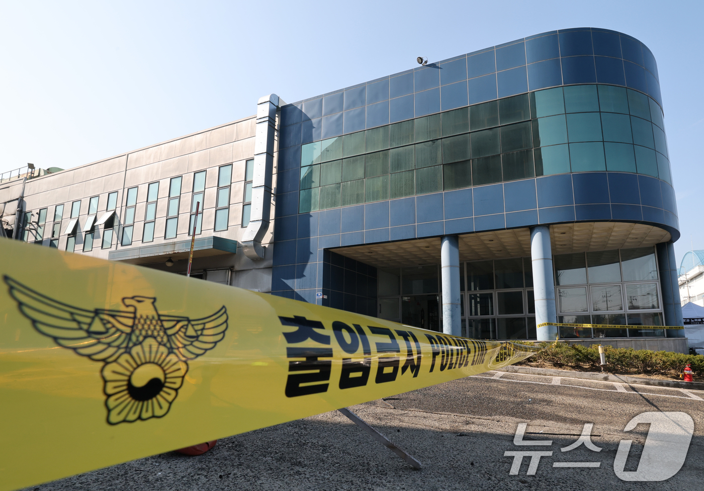 (대전=뉴스1) 김기태 기자 = 23일 경찰·대전노동청 관계자들이 화재로 74명의 인명피해가 발생한 대전 대덕구 안전공업에 대해 압수수색을 진행, 안전공업 앞에 폴리스 라인이 설치 …
