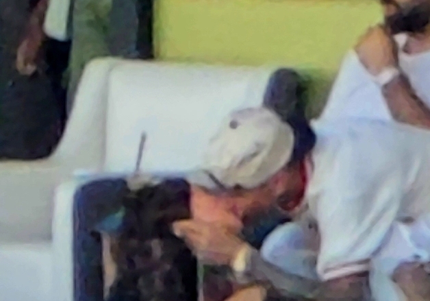 저스틴 비버, 풋볼 경기 관람 중 ♥헤일리에 키스 [N해외연예]