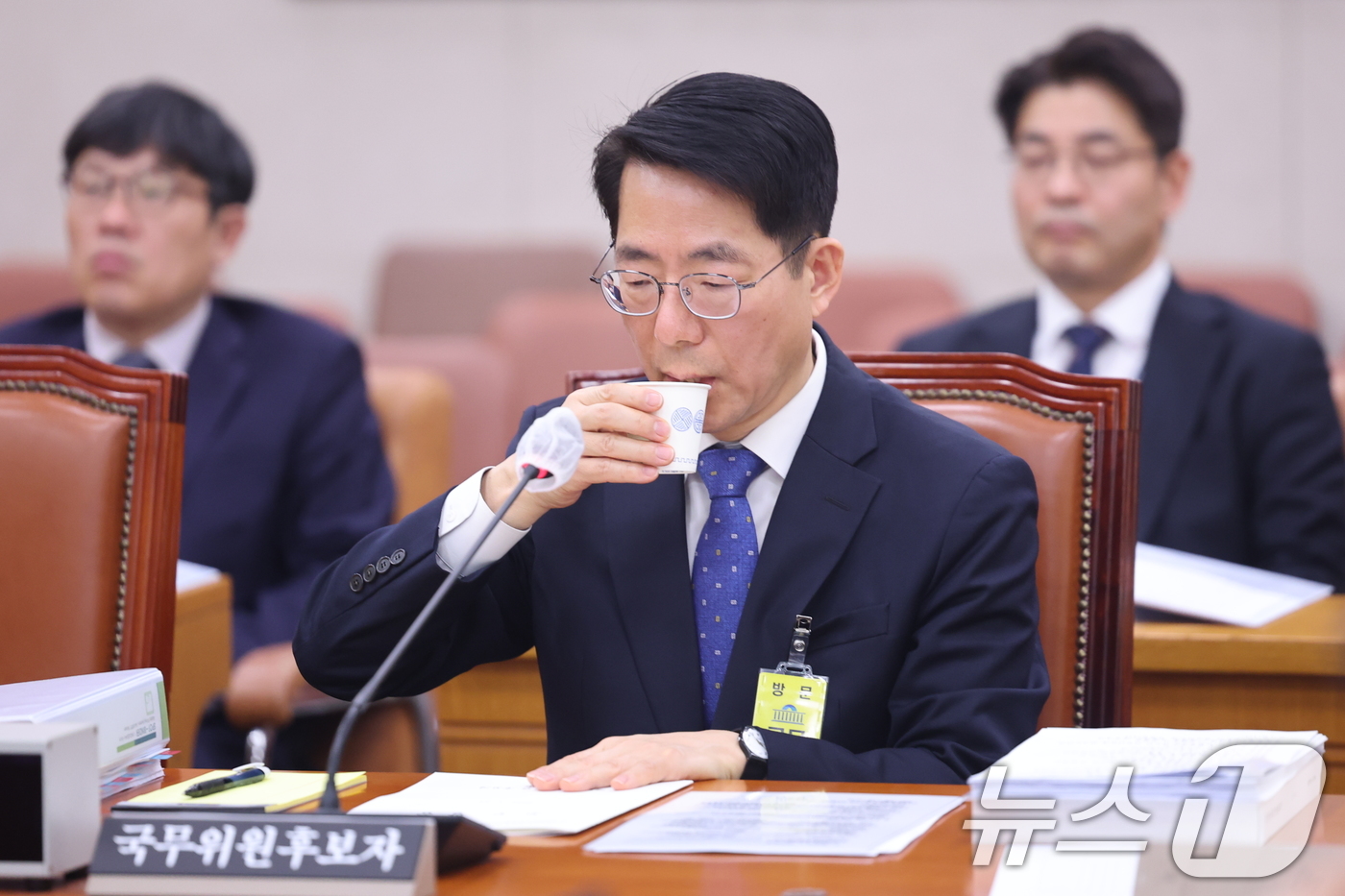 (서울=뉴스1) 이승배 기자 = 황종우 해양수산부장관 후보자가 23일 서울 여의도 국회에서 열린 제433회국회(임시회) 농림축산식품해양수산위원회 인사청문회에 출석해 물을 마시고 있 …