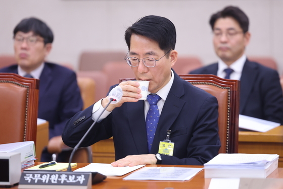 목 축이는 황종우 후보자